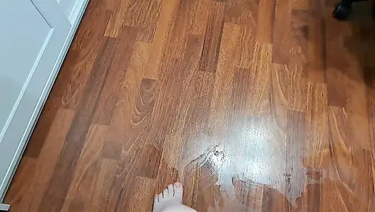 Dudukin kursi di lantai pakai sabun