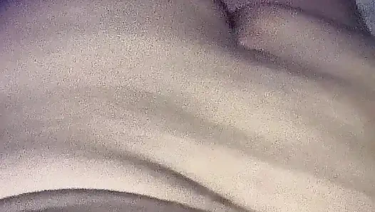 Ehefrau spielt mit sich selbst, während sie schwanz lutscht