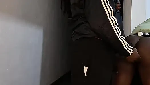 Kocam Dünya Kupası izlerken kocamın erkek kardeşi koridorda benimle seks yaptı.