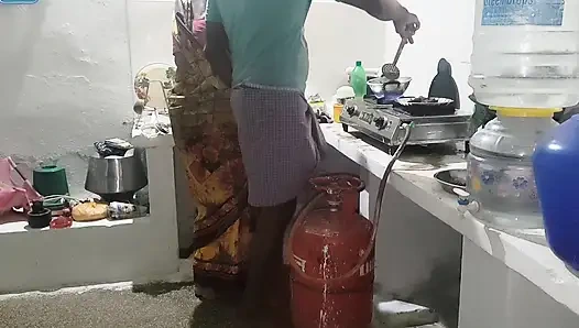 O mutfakta yemek yaparken kayınvalidemle seks yaptım