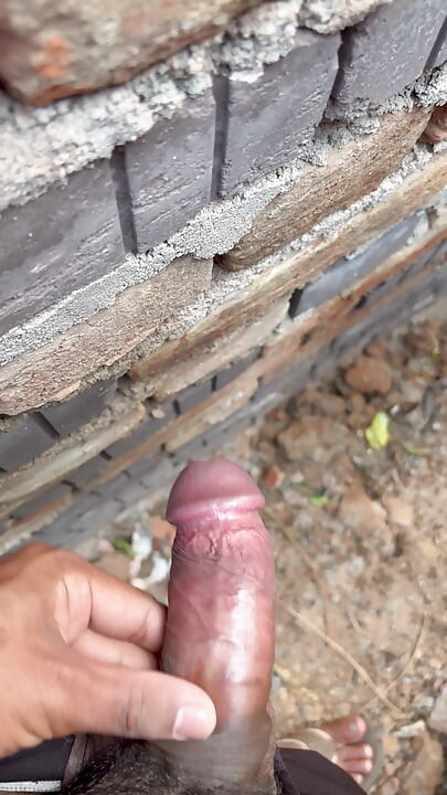 Desi Indische jonge Boiii plassend buiten kant.