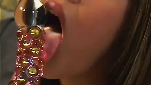 Милая азиатская красотка любит курить сигарету перед тестированием новой игрушки