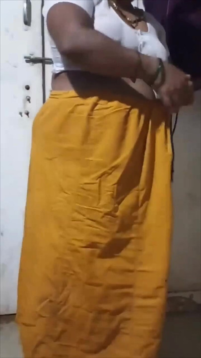 Teyze sari giyiyor