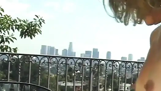 Sarışın orta yaşlı seksi kadın amcığı yutuyor ve kalın dölleme ile dolup taşıyor