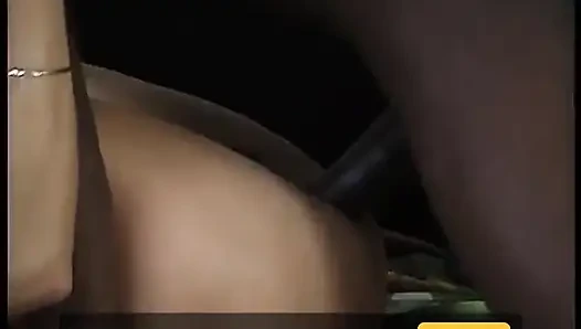 Cewek seksi mengerang saat dia disetubuhi oleh kontol hitam monster setelah tersedak di atasnya