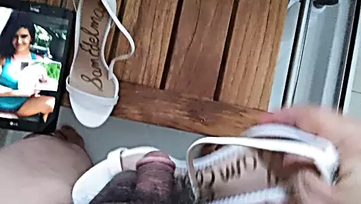Kız kardeşinin topuklarına boşalmak