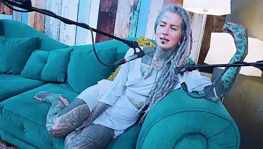 J - Jelousy hakkında konuşuyorum - asmr podcast sfw konuşuyor gotik sıska kız dreadlocks dövmeli model dövmeli kız