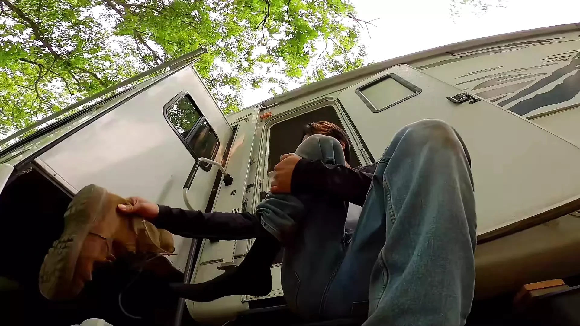 POV pišaće stopala na tvom licu