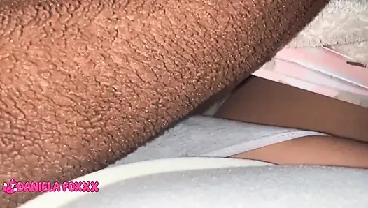 Aku masturbasi tanpa berisik jadi aku tidak akan ketahuan.