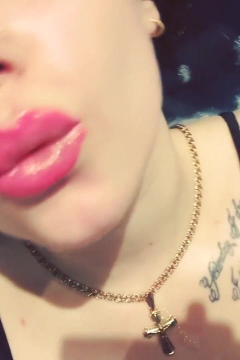 Bibir pink seksi & fetish rambut basah