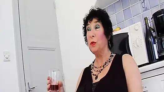 Tombul orta yaşlı seksi kadınlar çift takım aygır vahşi üçlü grup seks yapıyor