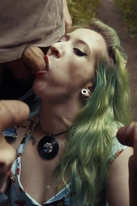 Gadis kampus nakal jalan-jalan di hutan terkenal penuh dengan flasher