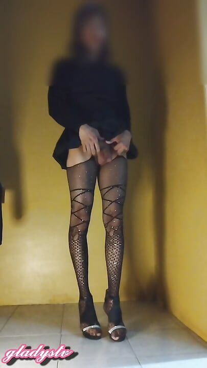 Shemale masturbating with pantyhose and high heels