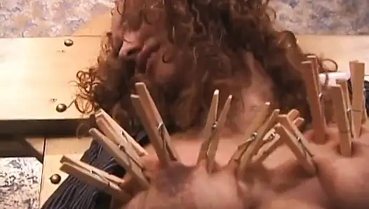 Прищепки на сиськах