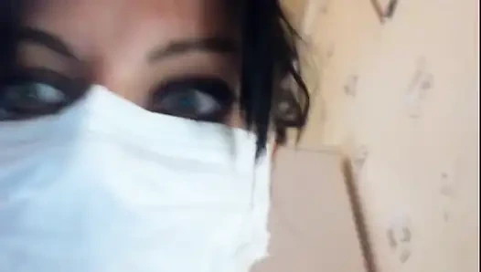 Гигантский доктор раздавит ваше тело сиськи своими руками в латексе и ее большим обнаженным телом