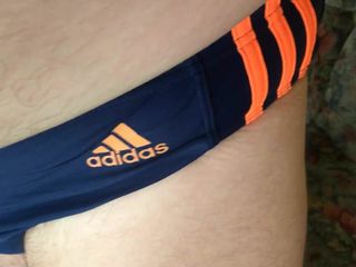 Я в Adidas Speedo с темно-синими оранжевыми полосками