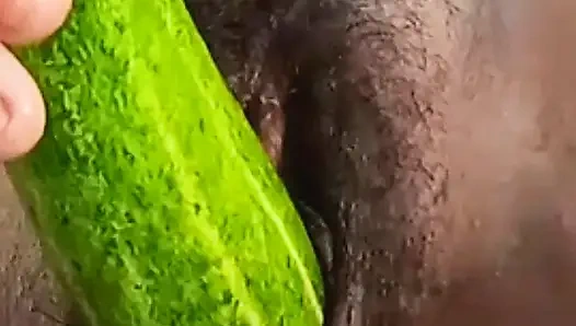 Teen college-mädchen masturbiert mit gurke