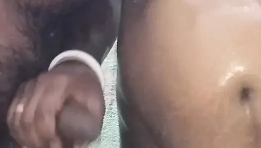 Ibu tiri bercinta di kamar mandi,