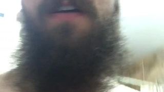 Un mec barbu jouit dans la salle de bain