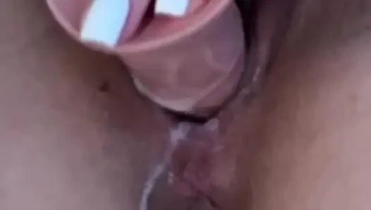 Wunderschöne und saftige Muschi, die mit den Fingern befriedigt wird