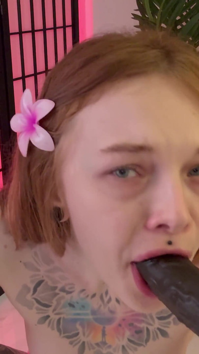 Karneli โลภดูดดิลโด้สองตัวพร้อมกัน