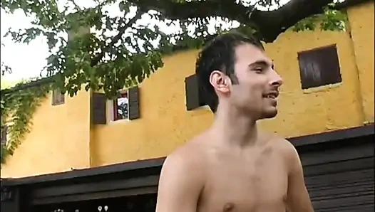 Tante seksi ini lagi asik seks anal sampai kencing di mulutnya