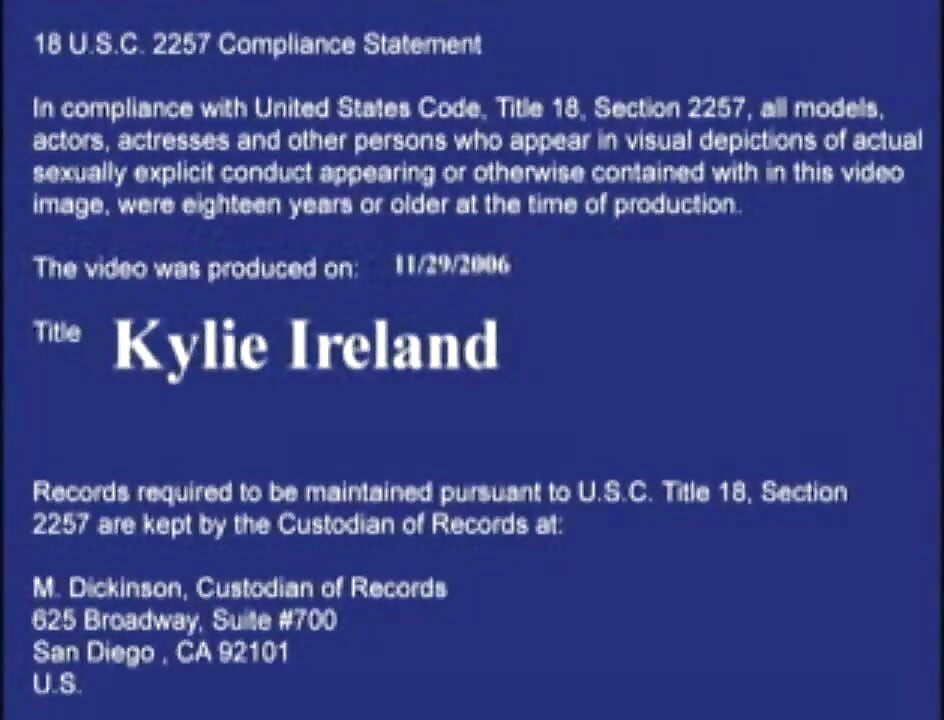 소파에서 털이 무성한 보지와 섹스하는 Kylie Ireland