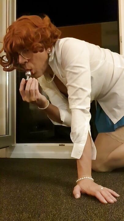 Schoolgirl does it herself