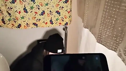 Semua orang mendengar kami di ranjang yang angkuh dan angkuh!