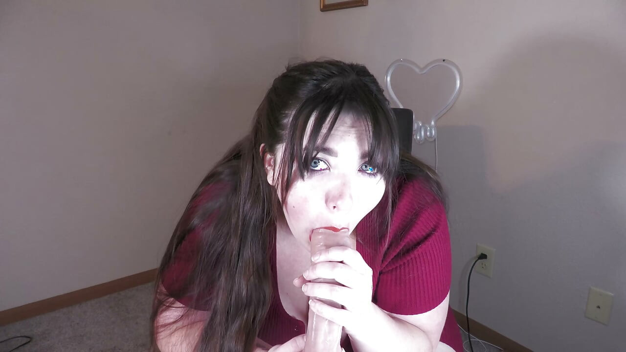 BBW Stretches Her Pussy with Huge Dildo