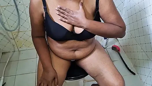 Bhabhi bersiap-siap untuk bermain pagi