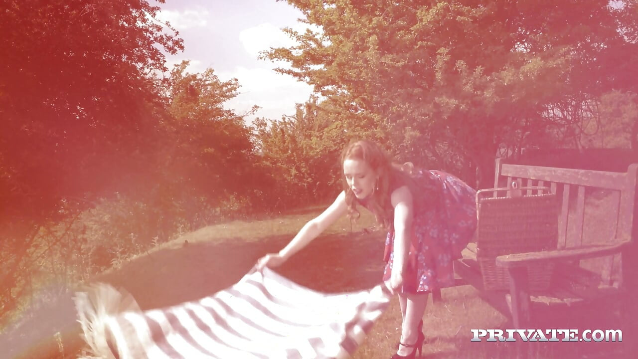 فاخرة كتي تأخذ ديك كبير إلى كسها المثقوب