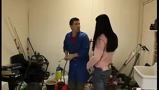 Pirang mendapat kacau dan diawasi oleh berambut cokelat