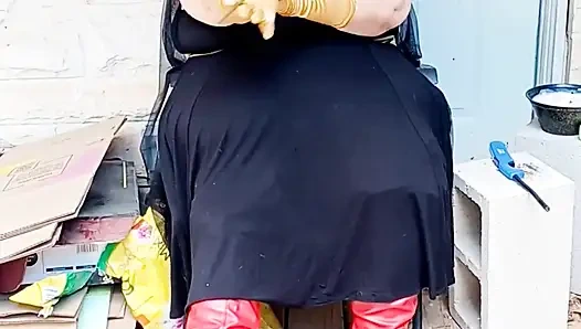 Gadis kelelawar sedang istirahat merokok di dalam dirinya