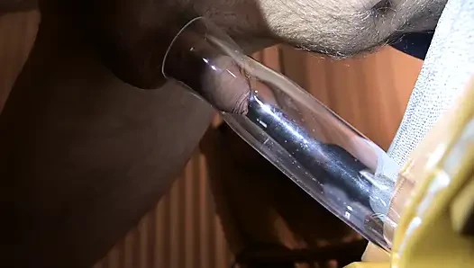 Vakumlu yarak emiyor ve erkeklerin yarağının içine boşalıyor