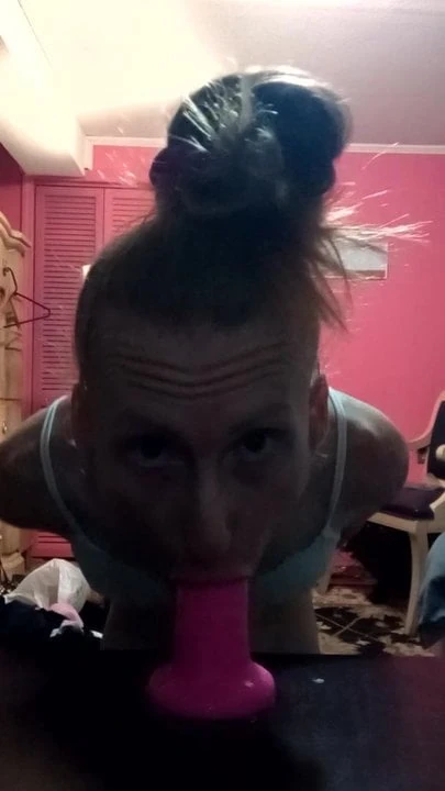Didlo deepthroat for sissy