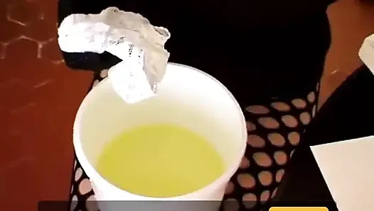 Cewek ini kencing di balik embernya