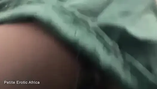 Minyon Afrikalı genç lovet kovboy kıza biniyor ve okul üniforması içinde dururken büyük yarağı alıyor
