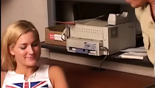 Cewek sange ini dientot habis-habisan sama banyak sampai dicrot