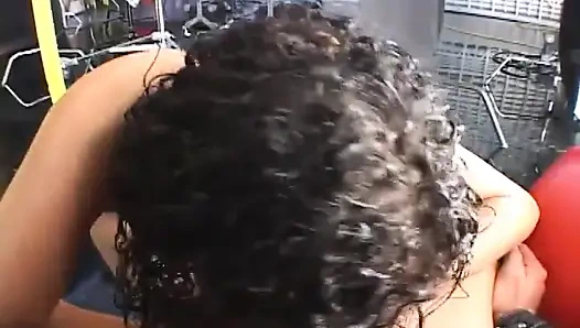 Junges schwarzes teen gibt einem weißen harten schwanz einen erstaunlichen blowjob