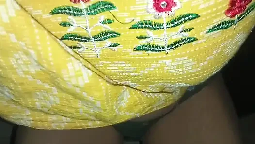 Memek panas desi bhabhi ada di kursi.