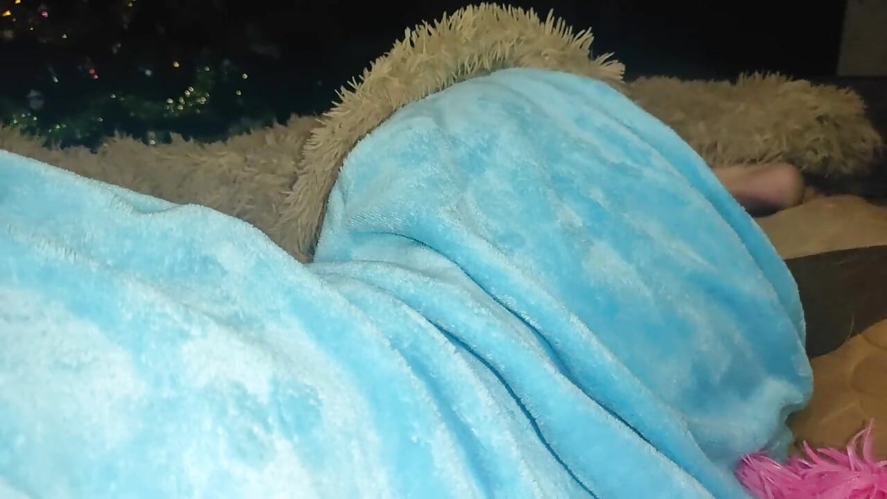 Mała księżniczka w piżamie jednorożca ssie kutasa!