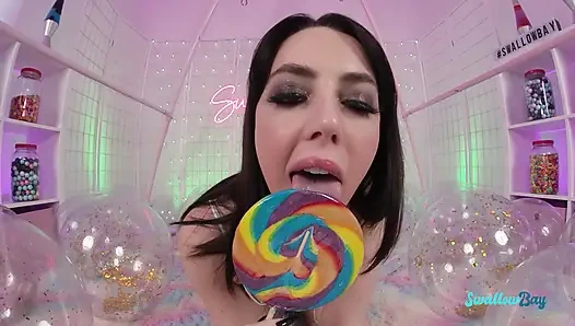 Tatlı üvey kız kardeş Whitney sikimi emmeyi seviyor