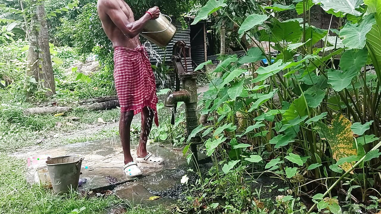Tha homem indiano maduro nu toma banho em lugar aberto e mostra corpo e pau ..
