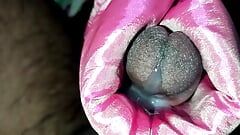 Porno de branlette en satin et soie - une bite se caresse la tête d’une bhabhi, satin rose, salwar (113)