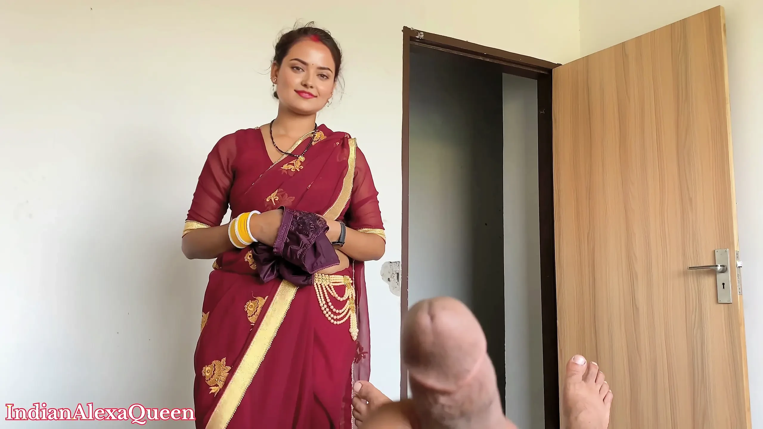 德西村继妹从市场上回家，你看到她帮助她的姐夫手淫印度Alexaqueen