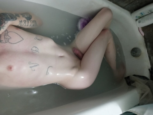 Après la douche, plaisir avec un gode ... j'ai vraiment besoin de me faire baiser