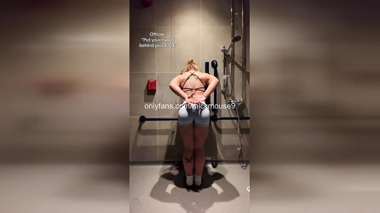 TikTok 直播榮耀洞：處女喉嚨被拳交，貓咪張開