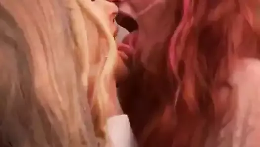 Bella Thorne beijando a língua