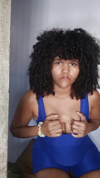 Une MILF excitée en lingerie se touche jusqu’à l’orgasme